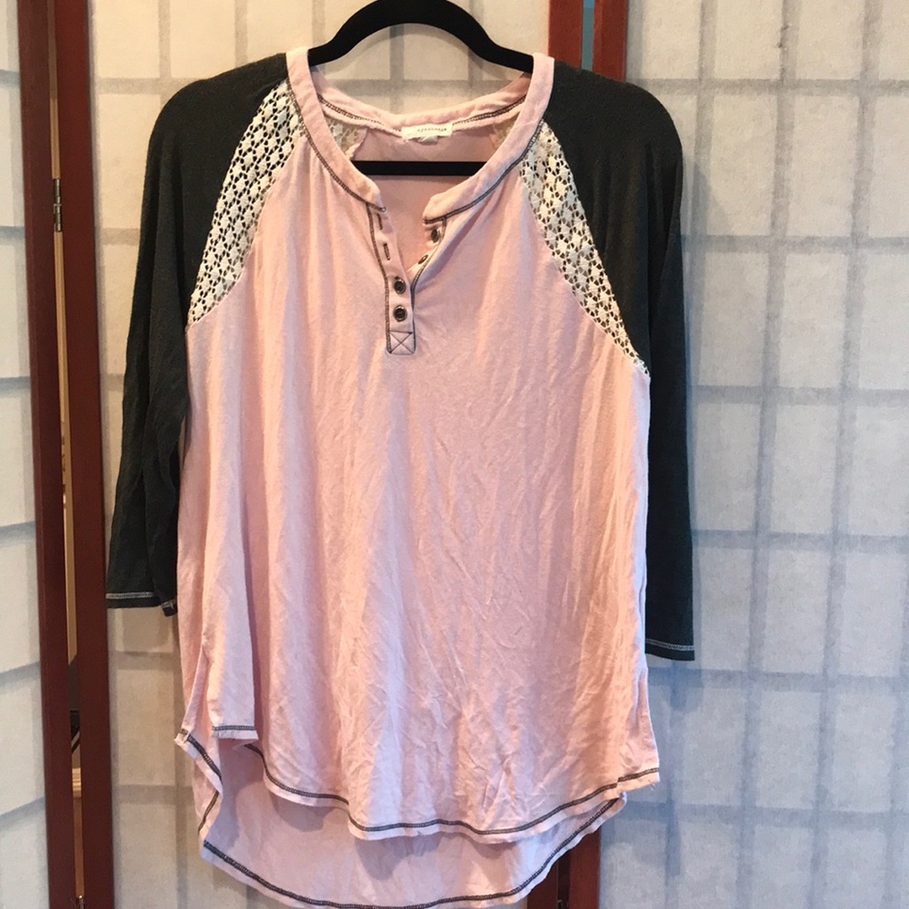 Quarter sleeve blouse with lace detail
